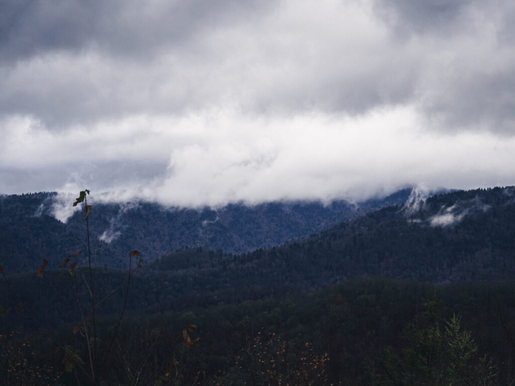 雲隠れの山