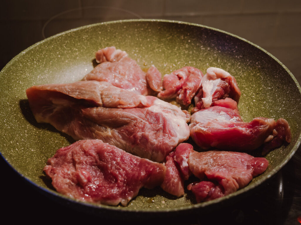 まずは焼き目をつけていく豚肉