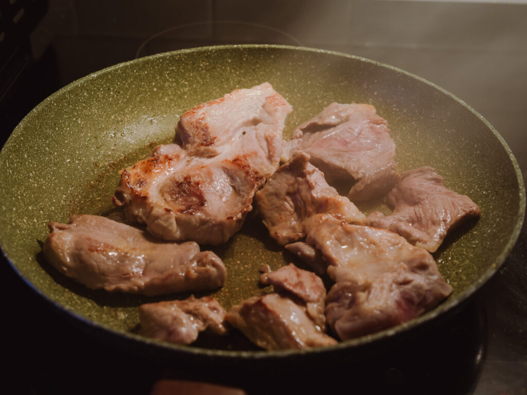 こんがり焼き目のついた豚肉