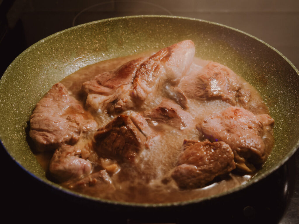 調味料を入れて少し煮詰めていく