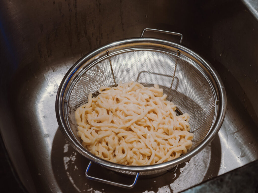 湯切りした麺