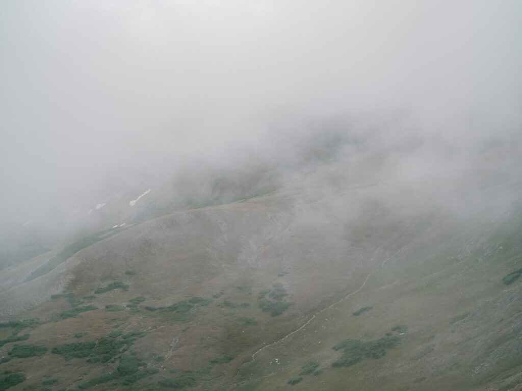 霧に包まれた火山跡