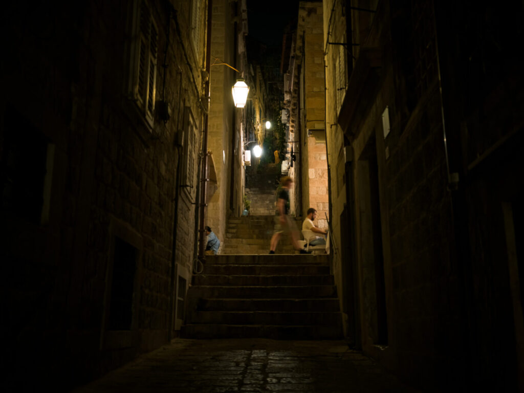 真夜中の路地裏