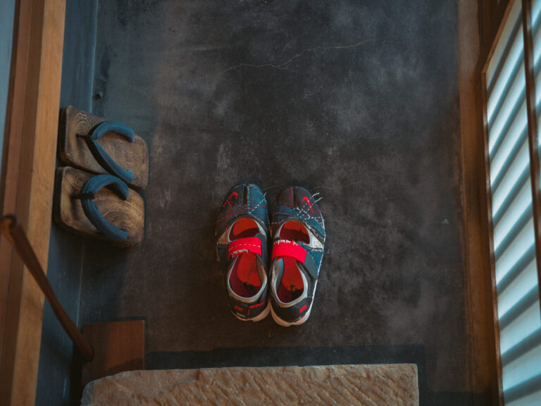 刺し子をしてかっこよくしたスニーカー