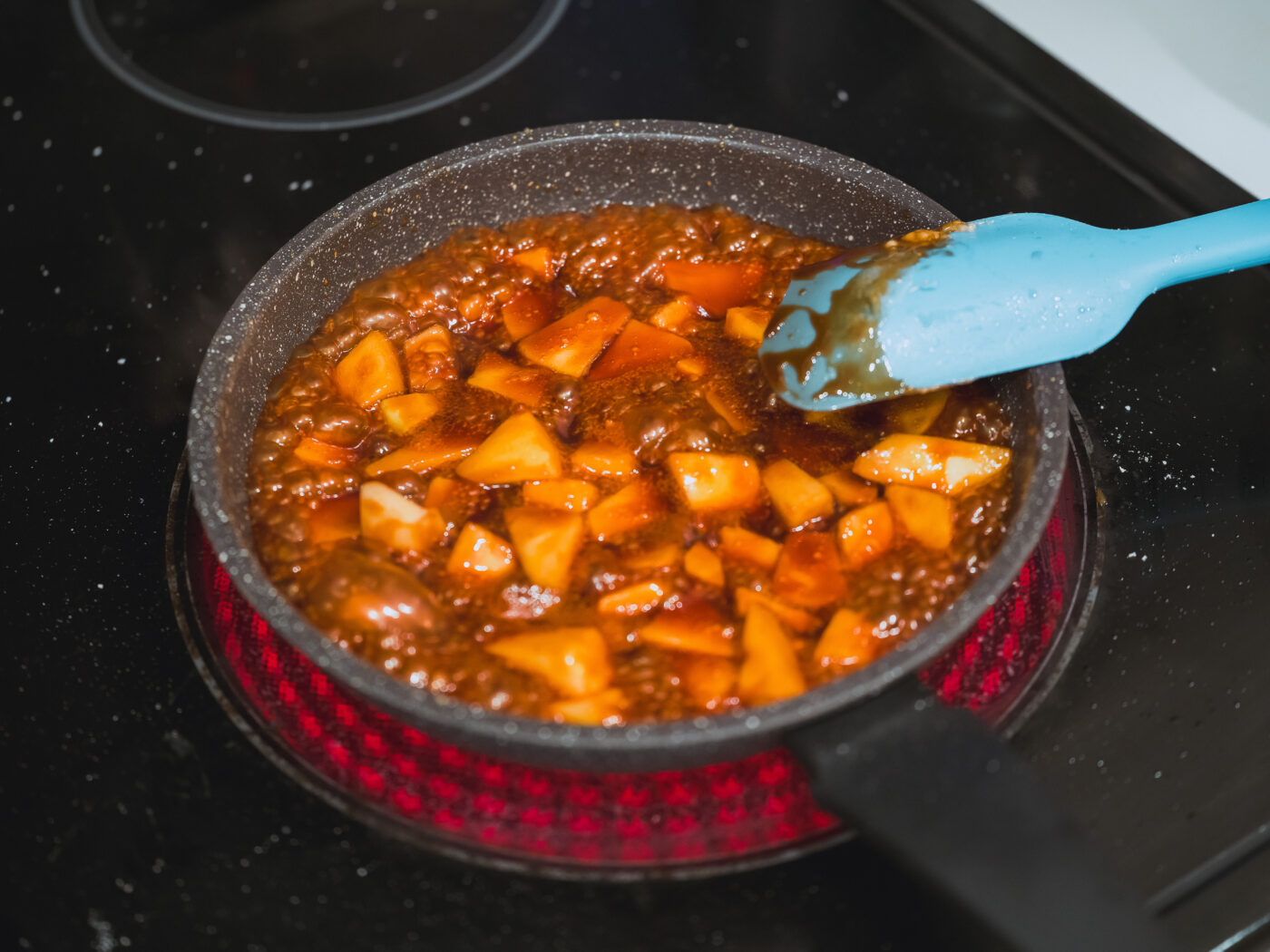 カラメルバターに少しのジョナゴールドを加える