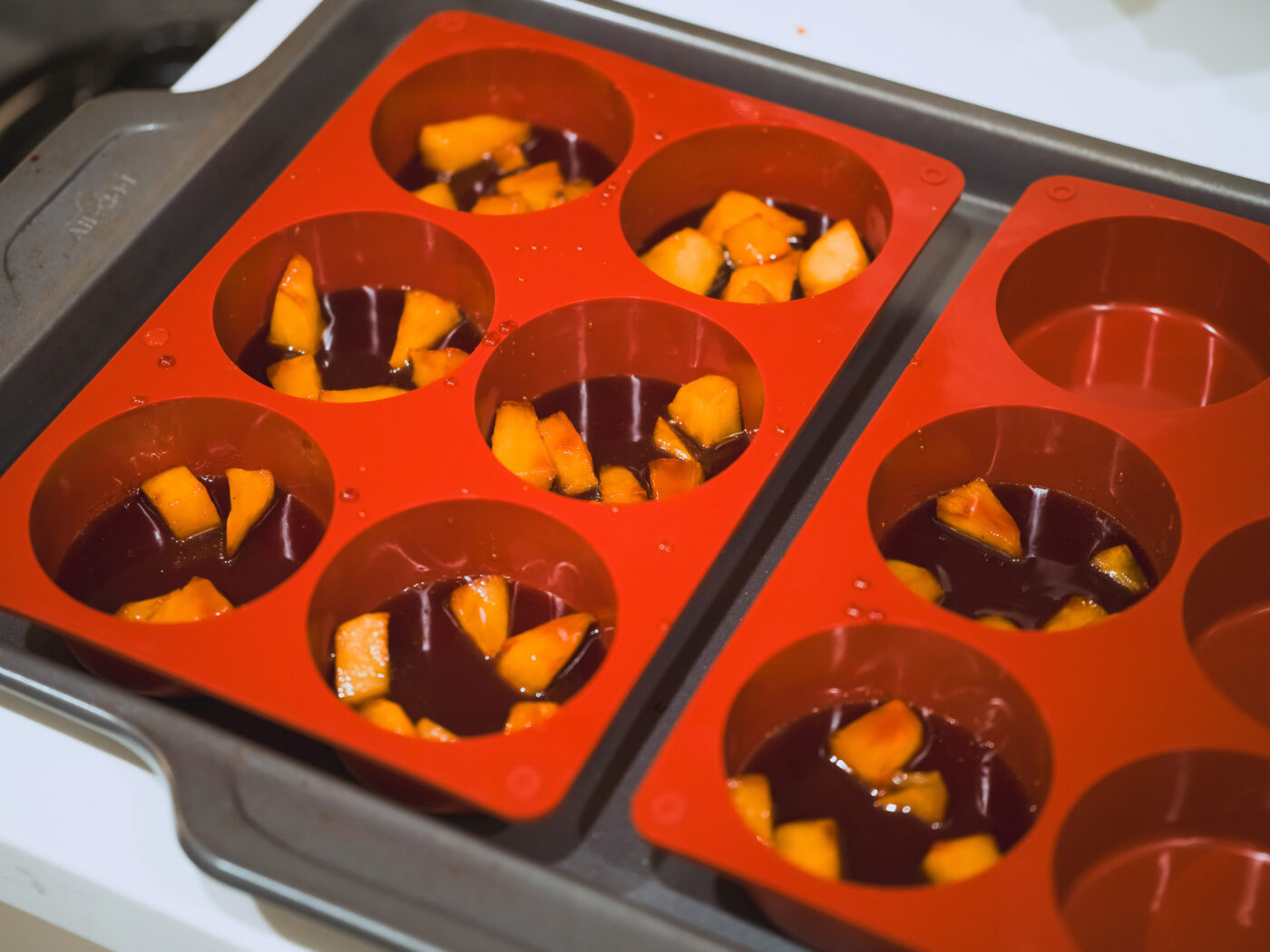 少し炒めたリンゴとカラメルを型に入れる