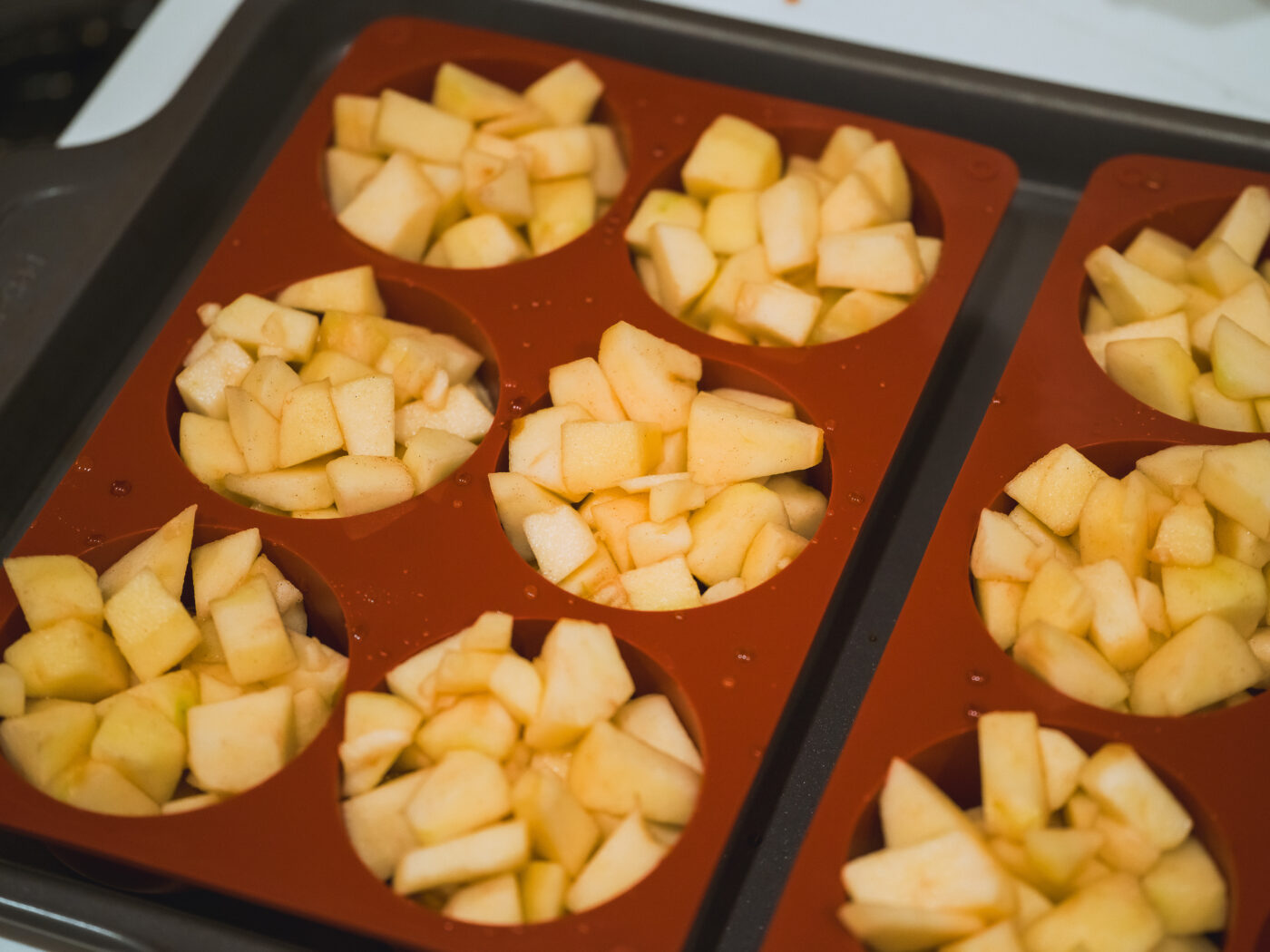 思いっ切り型にリンゴを詰めていく