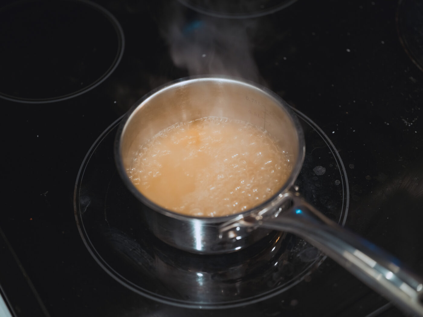 煮だした汁にウイスキーとレモン汁を加えて煮詰める