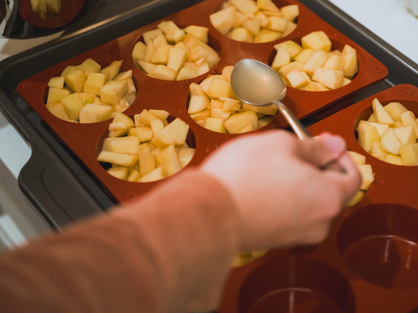 ペクチン汁を型に入れていく